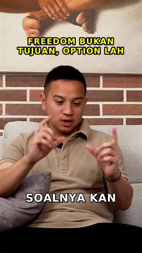 Financial Freedom itu RANCU! 🤯 Orang bilang pengen freedom - terus what's next? Diem di rumah bengong kayak orang gila? Uang itu kasih OPTION, bukan freedom! 💰 @emirparengkuan dengerin David Noah breakdown konsep revolutionary - lu bebas ngelakuin apapun, kebetulan yang mau dilakuin kerja! Trading = main, bukan kerja! 🎮 Trader Jago tau: sukses = menemukan pekerjaan yang lu anggap main, tapi buat orang kayak kerja. Day to day enjoyment > result! 🔥 Lu setuju financial freedom itu rancu? Commen
