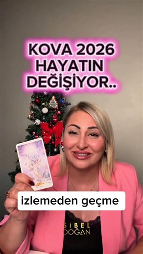 Sibel Doğan on Instagram: "♒ Kova… 2026’da hayatın değişiyor. Alıştığın düzen çözülüyor, yerine seni özgürleştiren bir hayat kuruluyor. 🔮 Bu yıl Kova için: • Ani kararlar ve yön değişimleri • Sosyal çevrede köklü dönüşüm • Kariyer ve yaşam tarzında sıçrama • “Artık ben buyum” deme cesareti net şekilde görünüyor. 👉 Videoyu izle, Kova burcu için açılan bu büyük değişimi keşfet. 💬 Yorumlara yaz: “Aldım, kabul ettim ve öyle de oldu.” #KovaBurcu #Kova #2026 #HayatDeğişiyor #BurçYorumları"