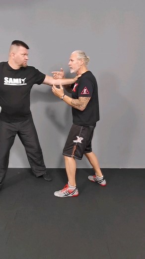 SAMI-X Defense ✅ Discover your fighting spirit Here is one of the many ways to respond and fight. This is a variation ✅✅ If you like our training methods just follow us here!!!! Our gym in Vienna (1210 Wien, Frömmlgasse 31) - www.sami.at You can find our online training here www.sami-x.com (Courses, Online Gym, Live Training, Level Training) For the instructor training, you can find information at www.sami-international.com #selbstschutz #samix #samicombatsystems #weckaufpeter #panantukan #selbs