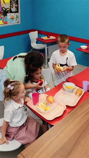 🙏 Heartfelt Classroom Moment: Friends Help a Girl with a Broken Arm 💖 | Gorgeous
