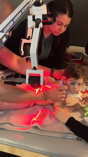 The brain can’t control what it can’t feel. 🧠✨ In order to normalize tone, range of motion, and motor control, the brain needs clear, strong feedback from the body—every single day. Here’s what we’re doing to rebuild that connection: 🔹 Applying deep sensory input (like vibration pressure) to the body 🔹 Using targeted laser therapy on the spinal cord and brain pathways 🔹 Stimulating the somatosensory cortex—the part of the brain that maps where the body is in space This isn’t just about makin