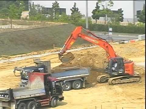 大型ダンプ残土積み込み