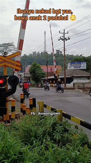 Iko Wong Jowo on Instagram: "Momen Pengemudi Menerobos Palang Yang Akan Menutup Experience the real scene at JPL 363 railway crossing in Purwokerto, Central Java, Indonesia, where cars, trucks, and motorbikes pause as the train rushes by. You’ll hear authentic sounds — from engines and horns to the rumble of steel wheels on the rails! 🎥 Lokasi / Location: Purwokerto, Central Java, Indonesia 📡 Jenis / Type: Real Live Scene (No Music – Original Sound from Location) 🚄 Tema / Theme: Real Railway
