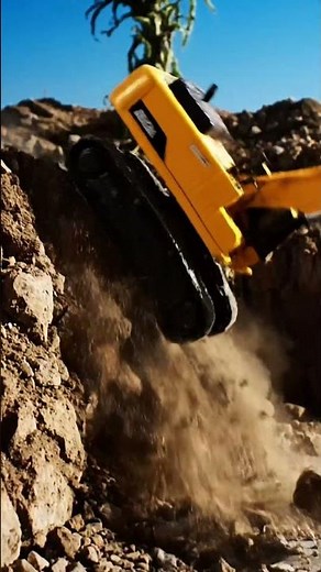 Massive Dirt Digging: Watch This Excavator Dominate! 💥