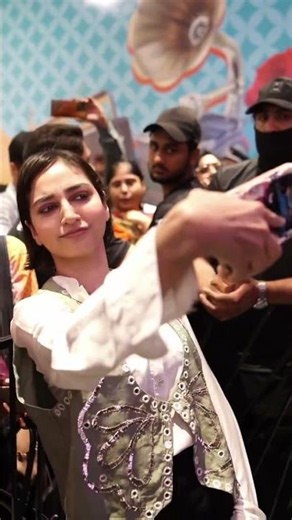 Farhan Saeed & Mamya Jaffer set Packages Mall buzzing in Lahore! 🤩 | #luvdisaun #shorts