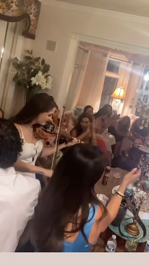 Spontaneous performances are the best🎻✨. . . . . . . #violin #violinists #violinist #lebanese #lebaneseviolinist #music #musicshow #performance #event #viralvideos #viral #fyp #réel #reels #foryou | Maria Bassil