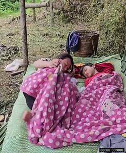 The process of making a bamboo house of a single mother | Erin Videos