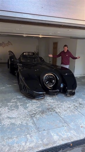 Tim Burton builds the Tim Burton Batmobile from the Tim Burton Batman movie… and no one is more confused than Tim Burton himself. 🤔 Fanhome making the ’89 Batmobile feel way too real for a 1:8 scale! 🦇 Want to build your own? Start via the link in the comments! ⬆️ #AD | Shmee150