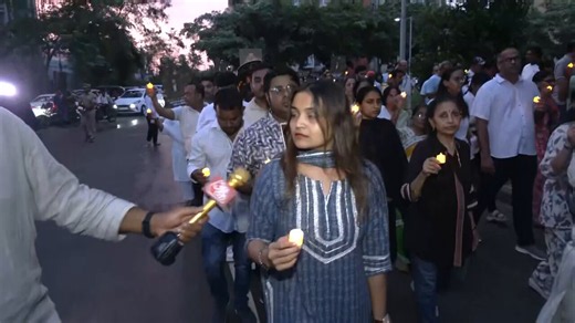 Shocking betrayal in Pune! 😱A family friend who knew Siya Goyal since she was just 10 years old drops the real truth. On the surface, she was all sweet smiles, warm hugs, homemade cakes for the kids, and loving family visits. But behind that mask? A completely different, cold-hearted person.Ketan Agarwal, her own fiancé, trusted her fully. They were family friends for years. Yet she allegedly teamed up with her lover and pushed him off the deadly cliff at Lohagad Fort. Pure evil disguised as lo