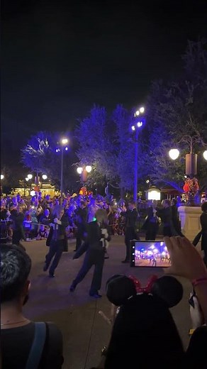 Pirates or Grave Diggers? Mickey's Not So Scary Halloween Party #waltdisneyworld #mnsshp