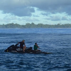 Surfing big waves, What’s it really like!?? Over coming fear, getting caught inside by mountains, Water safety, setting and accomplishing goals! I break down this crazy day of big wave surfing with MAH BRU @john_john_florence, Full YouTube video is live @ 8am HI Time! @smithbroshawaii by @michaelveltmanmedia Special thanks to @erik_knutson_ and @parallelsea for documenting these epic moments 🤙🏽😍🤩 | Koa Smith