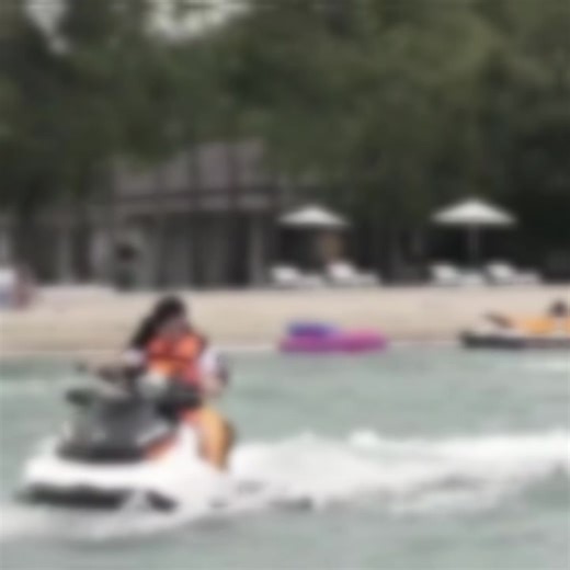 Jisoo e Jennie em Ação no Jet Ski