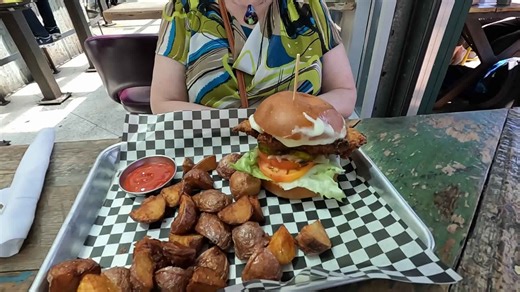 Toronto waterfront adventure: Exploring parks, beaches & delicious eats!