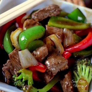 Spicy Beef & Pepper Stir Fry is amazing! Anyone can make amazing stir fry! It is just that easy! Full Recipe Here: http://www.smalltownwoman.com/spicy-beef-pepper-stir-fry/ | Small Town Woman
