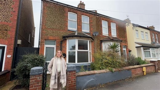 🌊 Three-Bedroom Semi-Detached House – Hunstanton with Sea Views 20 Seagate Road, Hunstanton, Norfolk PE36 5BD Guide price: £180,000 - £200,000 A fantastic opportunity to acquire a three-bedroom semi-detached house in the popular seaside resort of Hunstanton, enjoying sea views to the rear. Now requiring some updating, the property offers excellent potential in a highly desirable coastal location. ✅ Living room & dining room ✅ Kitchen & ground floor bathroom ✅ Three first-floor bedrooms ✅ Rear g