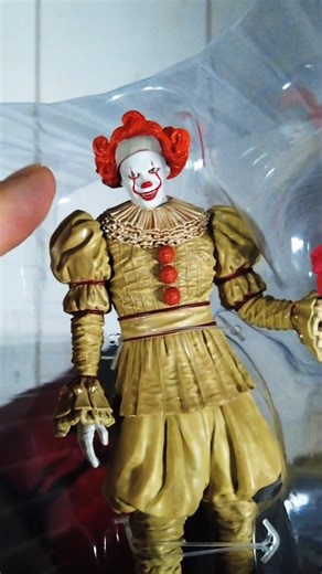 Pennywise the Clown figurine ! A must have for horror collectors