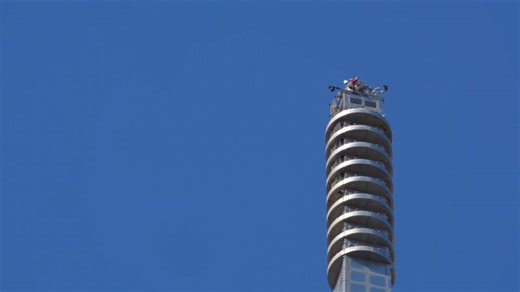 Alex Honnold summits Taipei 101 skyscraper in free solo climb | CNN
