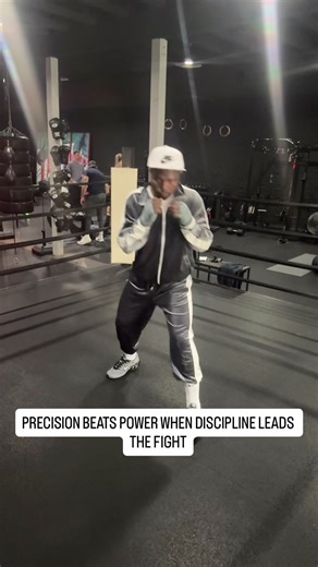 PRECISION BEATS POWER WHEN DISCIPLINE LEADS THE FIGHT Movement before damage. Control before chaos. Accuracy before ego. Most fighters lose because they chase punches. Smart fighters win because they control space. This is not just boxing. This is life strategy. When you stay calm, move smart, and strike with purpose… you stop wasting energy on things that don’t matter. Train your mind. Train your body. Train your discipline. If you want to learn how to move like this, defend properly, and punch