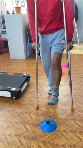 12 reactions | Gait training exercises after ACL SURGERY , LATERAL...