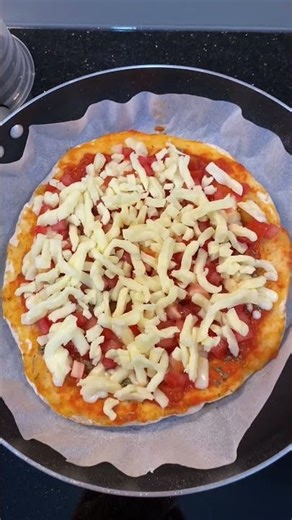 Fluffy & Crispy Pan Pizza in 15 Minutes! #panpizza #pizzarecipe #noovenpizza