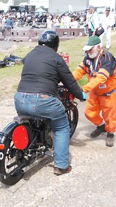 Unknown bike and rider on the Test Hill the Brooklands Museum Motorcycle Show, Surrey, UK. If you know this bike and rider get in touch and we'll update the post. Thanks to Sam, Perry, Martin and the rest of the team at Brooklands for having us along on the day. Video by Alex Rollings. Instagram: @motofilmer The Classic Motorcycle Channel Brooklands Museum #classicmotorcycle #britishmotorcycle #classicriders #brooklandsmuseum #motorcyclemuseum #motorcyclehistory #classicmotorcycle #britishmotorc