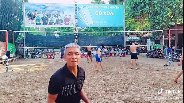 Bóng Chuyền Phủi: Thủ Bóng Một Tay Chuyên Nghiệp