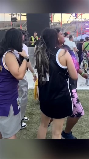 كانت كتظن بلّي غير ببوسة غادي تولّي تدخل فابور لجميع الكونسيرات؛ اللي ما كانتش عارفة هو أنه من بعد داك البوسان، هو غادي يتطرد من الخدمة. | ايجابي