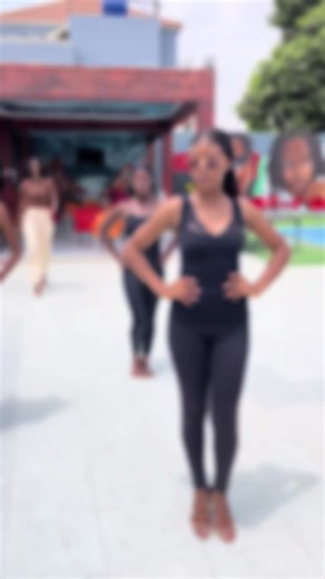 Já pensou em ser uma modelo especialista em fazer poses profissionais? Já não é uma agência é uma oficina para modelos da nova geração 😍📸❤️ #sermodelo #modaangolana #angola #portugal #vazou