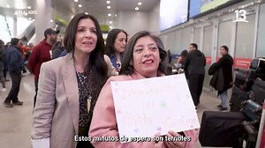 Hoy en el gran estreno de #HolayAdiós13 conocimos la conmovedora historia de Paola y su hija, tras una separación de 1 año 🥰 #HolayAdiós13 ✈️🫂 Historias de aeropuerto Sábados después de #T13central por las pantallas de #Canal13 📲💻🖥 | Canal 13