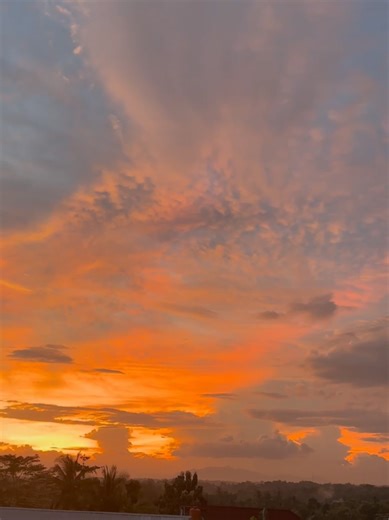 INFO PENTING‼️ Telah terjadi fenomena mudik versi cepat 🌍⚡ Start: habis magrib, takbiran baru mulai Finish: 9 MENIT KEMUDIAN SUDAH DI RUMAH ORANG TUA 🏁😂 Orang lain: “Udah sampai mana?” Saya: “Udah sampai ruang tamu.” 😎 Belum sempat kangen… udah disuruh makan 🍽️🤣 Belum panas mesin… udah parkir lagi 🚗💨 Ini bukan mudik… Ini teleportasi bernuansa lebaran 😭🔥 Google Maps aja sampe bingung: “Lah ini niat mudik apa geser dikit?” 🤖😂 Tiap lebaran mudik… Tiap hari juga mudik… Bedanya cuma: hari