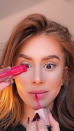 How to Apply Lip Gloss for a Stunning Finish