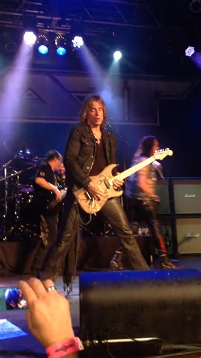 Warren Demartini & Carlos Cavazo - Round and Round (Ratt) guitar solo #shredguitartv #shredguitar #ratt #guitarlicks #guitarsolo | Shred Guitar TV