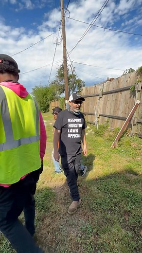 315K views · 6K reactions | The city are going to fine this lady who lives in a 3 part complex because the back area is a jungle. Time for me and my mate to sought this out. Do you think this is fair? #usa | Nathans Lawns and Gardens | Facebook