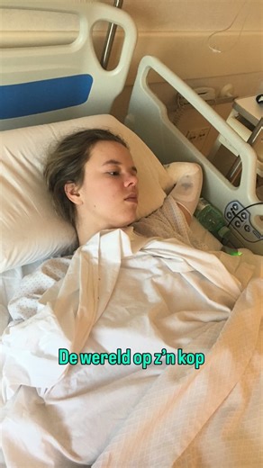 Esmée de Groot | EDS & chronisch ziek | ervaringsdeskundige on Instagram: "September, een nieuw studiejaar begint. Voor mij begon deze met een stage in het ziekenhuis. Ik vroeg mij af hoe ik moest tillen met een gebroken vinger. De eerste stagedag was een introductie. Moe, maar voldaan kwam ik thuis. De volgende dag zouden we allerlei cursussen gaan doen. Vroeg op, om op tijd in Amsterdam te zijn. Zoals altijd bleef ik even op mijn bedrand zitten om de duizeligheid wat af te laten zakken. Werkte