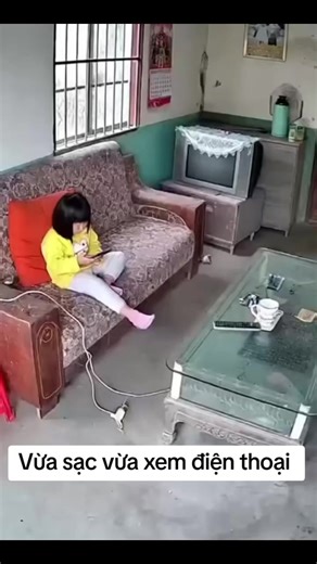 vừa sạc vừa xem điện thoại