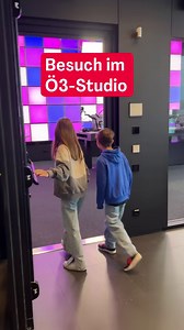 Happy Birthday, neues Ö3-Studio! Hast du uns schon besucht? 1 Jahr sind wir schon im neuen Ö3-Haus und freuen uns auf dich 👉 Hier für eine Backstage-Führung einchecken: https://oe3.orf.at/kontakt/stories/backstage/ - und so wie Paulina & Valentino vllt. schon bald bei Andi Knoll vorbeischauen! | Hitradio Ö3