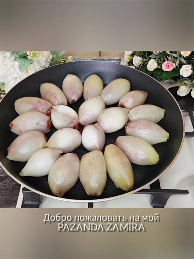 Почему я раньше так не готовила? Я не устаю их готовить! Дешево и безумно вкусно. Ингредиенты: Фарш 300 грамм Рис 0.5 стакана Петрушка пучок Томатная паста 1 столовая ложка Специи: Соль, паприка, кориандр, перец Соус терияки 2 столовые ложки Лук репчатый 4 шт Для подливки: Сливочное масло 30 грамм Растительное масло 40 грамм Чеснок 3 зубчика Помидор 1 шт Томатная паста 1 столовая ложка Соль 1 чайная ложка (без горки) Перец 0.5 чайной ложки Вода 2 стакана