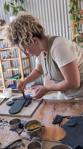 Carving a black clay wall hanging ~ from start to finish ✨ Last month when I was at @melbourneceramicfair I kept a little notebook next to me and jotted down any ideas or suggestions people spoke to me about, and one of them was black wall hangings...which I've made in the past, but completely forgot to make in the lead up to the market! But I found some time last week and had a lovely afternoon exploring carving in black clay. They'll be heading into the kiln tomorrow and online next week! #wal