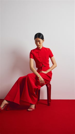 🧧 PHAKPA CNY 2026 SALAPAO TOP 1,990.- (มีรุ่นสั้นและยาว) MALA SKIRT 2,590.- เปิดขายทาง Line shopping, Line@ สินค้าพรีออเดอร์ทุกแบบ ปีนี้ผ้าเรียบหรู ดูแพง ผ้ายับยากจน แทบไม่ต้องรีดอีกเลยค่า และที่พิเศษกว่าทุกปี ปีนี้สั่งชุดน้อง เหมียวได้ค่า 🧧 สั่งซื้อภายใน 5 มกราคม มีคูปองส่วนลดเพิ่ม 300 บาท ยอดสั่งซื้อ 3,000 บาทขึ้นไป 🧧 บางรุ่นเปิดพรีรอบเดียวนะคะ สนใจรุ่นไหนแนะนำลูกค้าพรีไว้ได้เลยค่ะ จะมีทั้งผ้าตัวใหม่ และผ้าเปเป้เรียบรีดกาว สามารถเลือกใส่ตะกร้า ชำระเงินได้เลยค่ะ 💌 จัดส่งรอบแรก 23 มกราคม 256