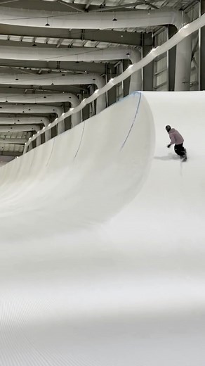Monday halfpipe yoga with @mingsuyi to kick off the week on a high note 🔥 #snowboarding #halfpipe #fissnowboard | FIS Snowboarding