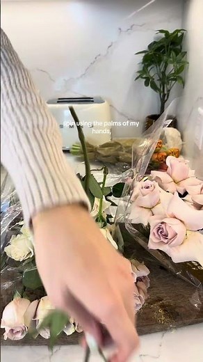 how to turn $30 flowers from trader joe’s into a professional looking arrangement 🫶🏼 #diyflowerarran