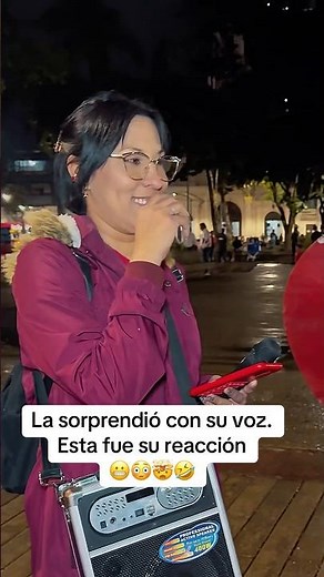 He surprised her with his voice. This was her reaction 😬😳🤯🤣 #foryou #fyp #viral #usa #mexico