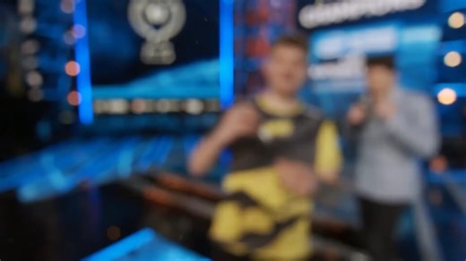 冠军s1mple比赛结束后的镜头签名