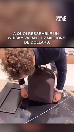 Cette carafe de spiritueux impressionne par son extravagance et est présentée comme un whisky ultra-exclusif estimé à 7,2 millions de dollars. Elle prend la forme d’une grande bouteille en cristal au design élégant, ornée de nombreux détails dorés et d’un filigrane métallique particulièrement travaillé qui enveloppe toute sa structure. Des décorations rappelant des pierres précieuses ou des gravures raffinées semblent également incrustées dans la surface, captant la lumière et accentuant son app