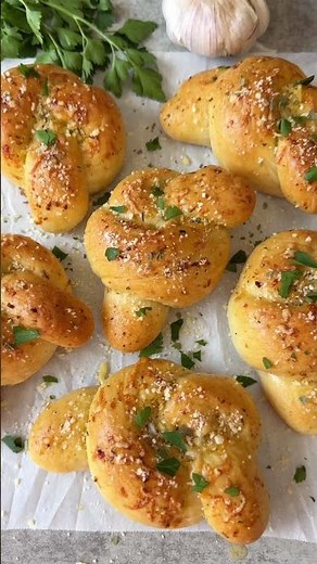 Sourdough discard garlic knots🧄 #foodblogger #fyp #sourdough #sourdoughrecipe