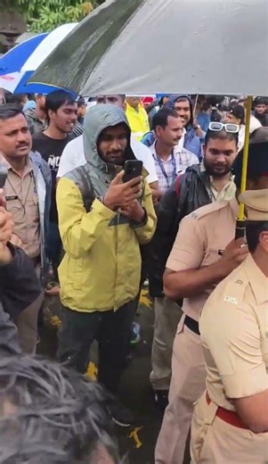 Respect to Pune Police for standing with humanity and helping students. 💙🙏 #Respect #PunePolice
