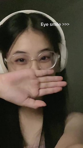 Eye Smile Trend: Understanding the Art of Smiling with Your Eyes