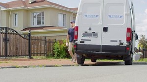Ground Level Shot Male Courier Unloading 库存影片视频（100% 免版税）1035402425 | Shutterstock