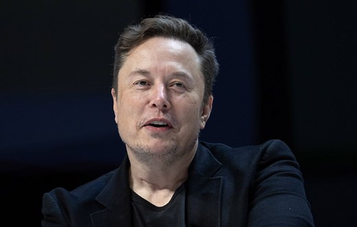 Elon Musk et Tesla plancheraient sur un moteur à eau ? C’est une nouvelle fake news qui circule à l’aide de l’IA