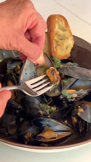 Fast and easy steamed mussels in white wine: 📕Recipe here: 🔅ingredients: 2 pounds of mussels ,scrubbed and debearded 3 garlic cloves (2 finely chopped,1 left whole for bread 🥖) 1 big shallots, finely chopped 2 tbsp extra virgin olive 🫒 oil 1/3 cup tomato 🍅 sauce 1/4 cup dry white wine (or 2 t so white vinegar as a substitution) A handful of flat-leaf parsley, coarsley chopped 1/2 tsp dried oregano 1/2 tsp dried basil 🌿 1/4 tsp chilli flakes(optional)pepper Kosher salt Ciabatta bread 🥖 Fre